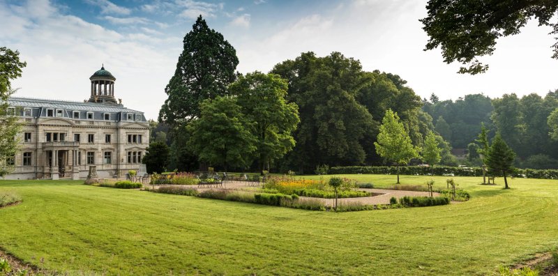 Schloss Kaarz mit Park