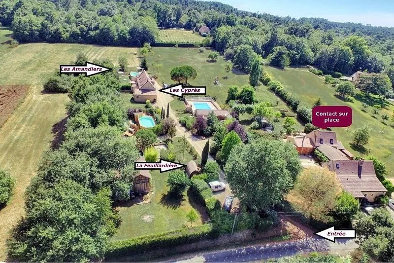 Air-conditioned, garden, private heated swimming pool, pets allowed
