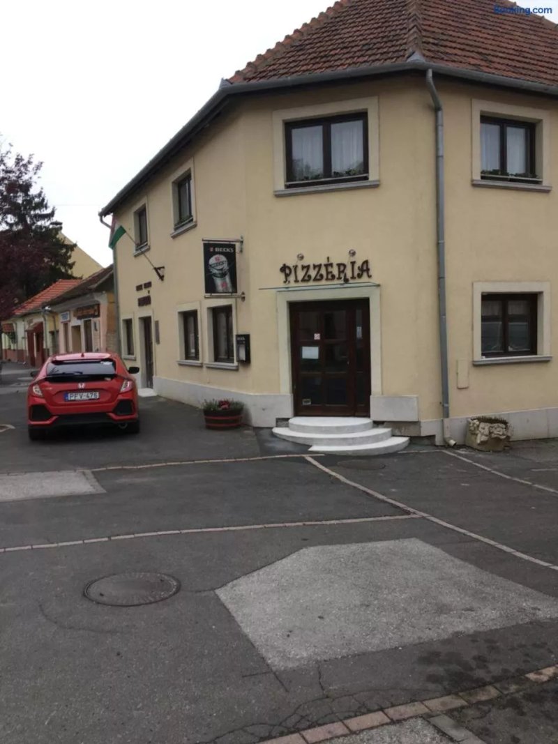 Makk Marci Panzio-Pizzeria