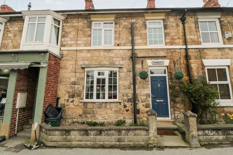 HOGWARTS COTTAGE, pet friendly, with a garden in Pickering