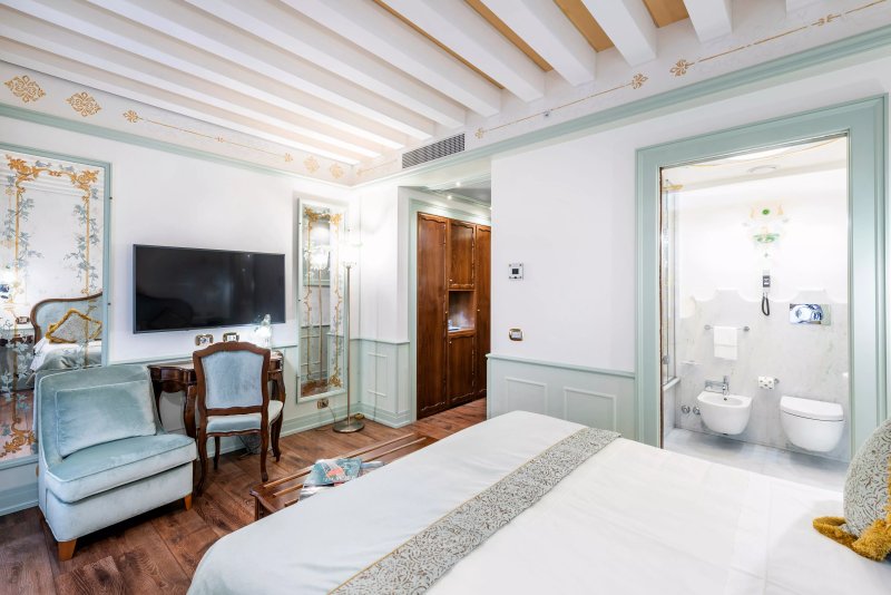 Hotel Monaco & Grand Canal