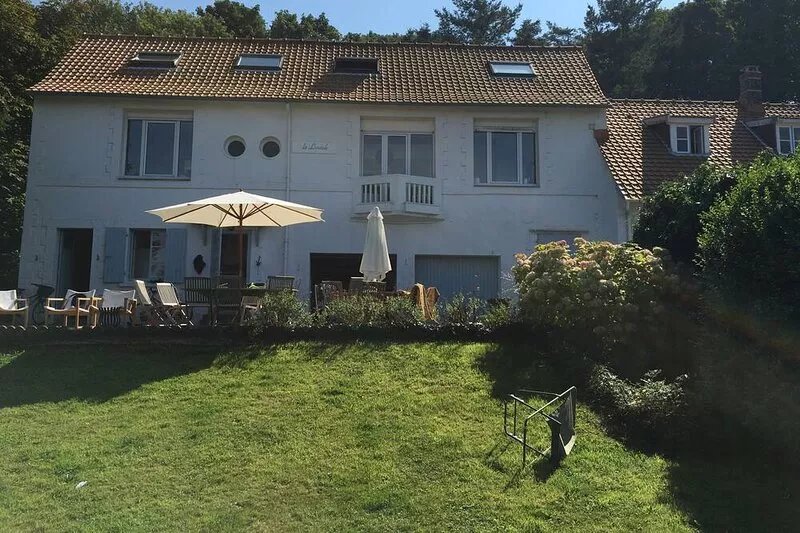Beautiful family house with large garden and sea views