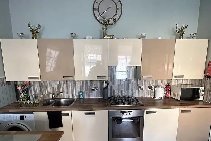 Charming 2-Bedroom Apartment Located in Ayr