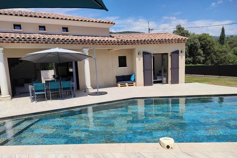 Magnificent villa between sea and mountains. Private swimming pool