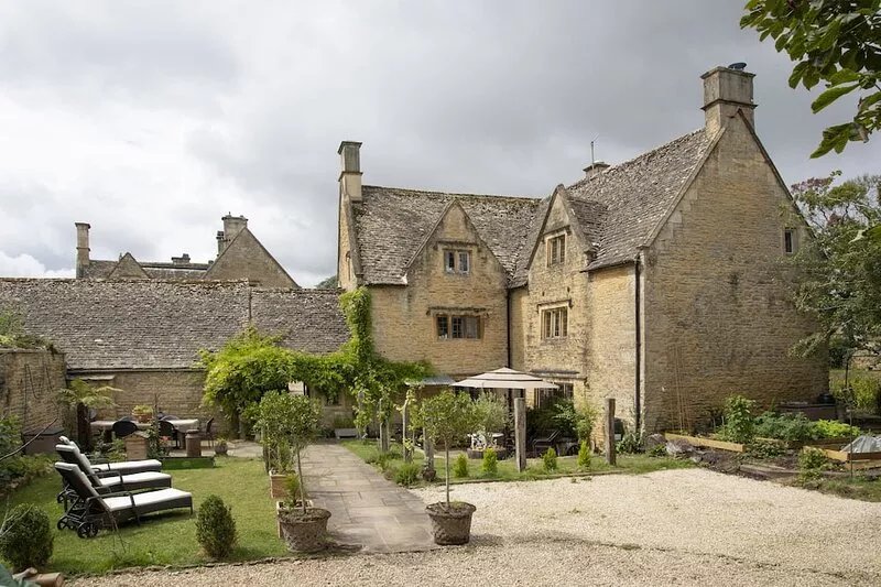 Village Centre Location Traditional Farm Manor House w Hot Tub