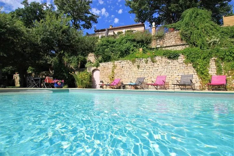 Air-conditioned luxury farmhouse, heated swimming pool, sports hall, billiards