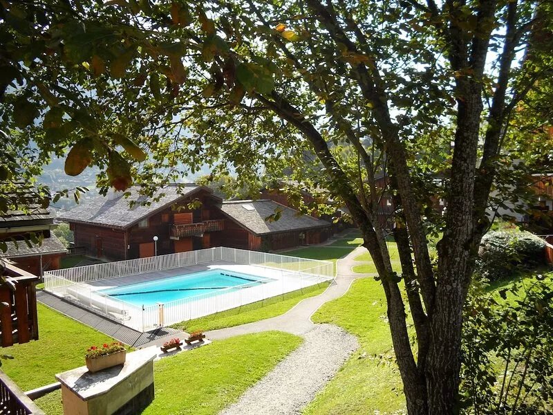 A St Gervais Residence with swimming pool Apt skis, close to the Spa.