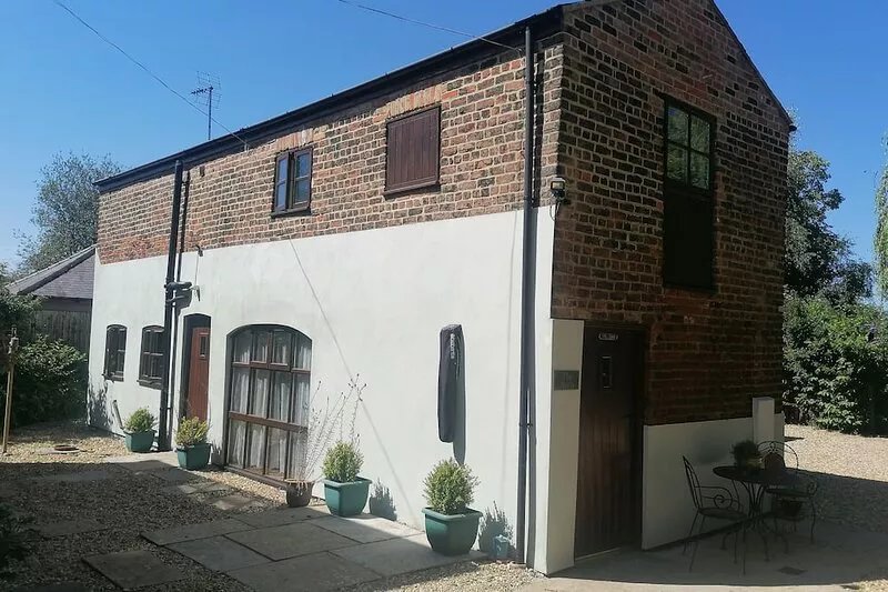 THE BARN, pet friendly, with a garden in Long Sutton