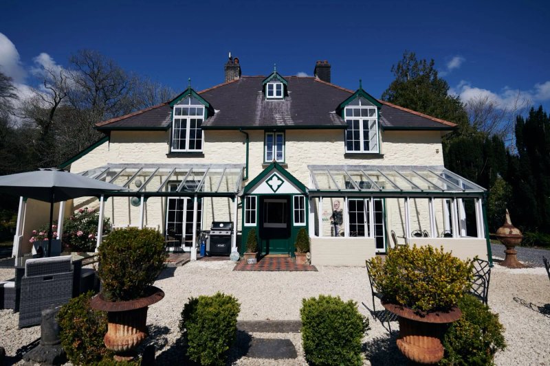 The Cors Country House