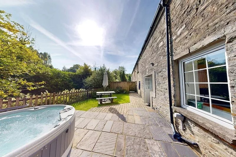 19th century stable with four poster, river views and free WiFi