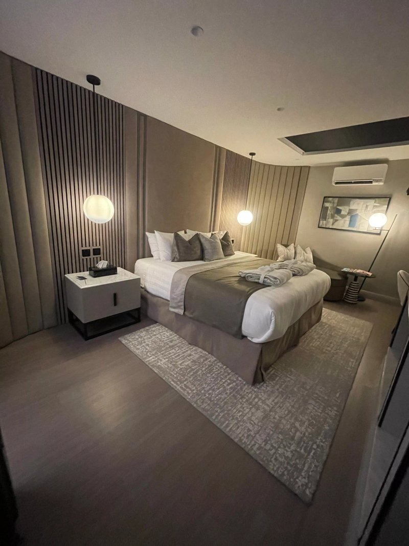 No.4 Carlton Hotel