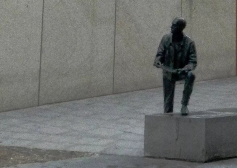 Estatua "el Lector" De Carlos Cambronero