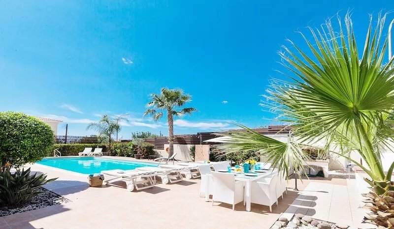 Amazing 5 Bedroom Villa, Heated Pool, Hot Tub, High End, Close to Village