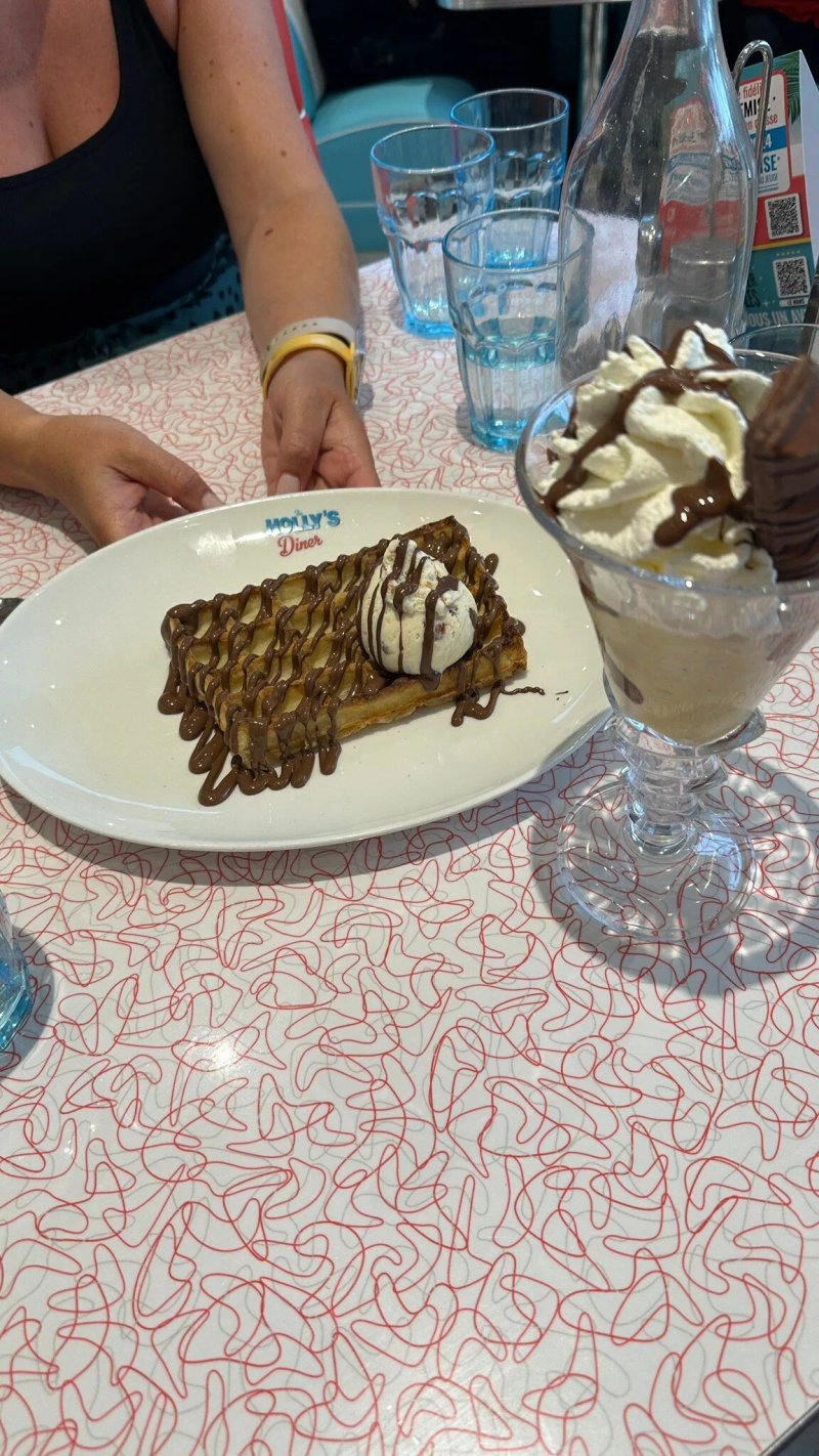 Holly's Diner Le Mans