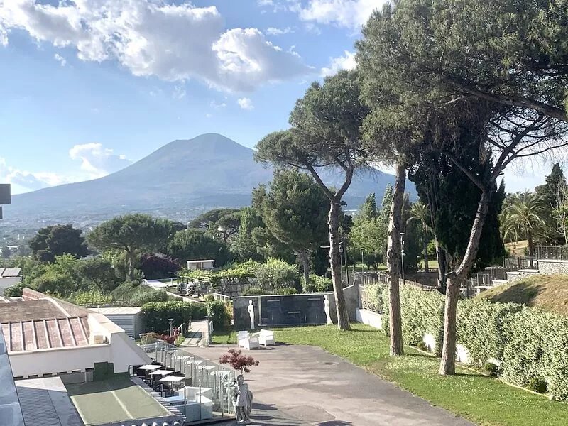 CasaRaphael, Apartment villa facing the ruins of Pompeii