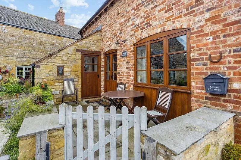 Shire Cottage -  a cotswold cottage that sleeps 4 guests  in 2 bedrooms
