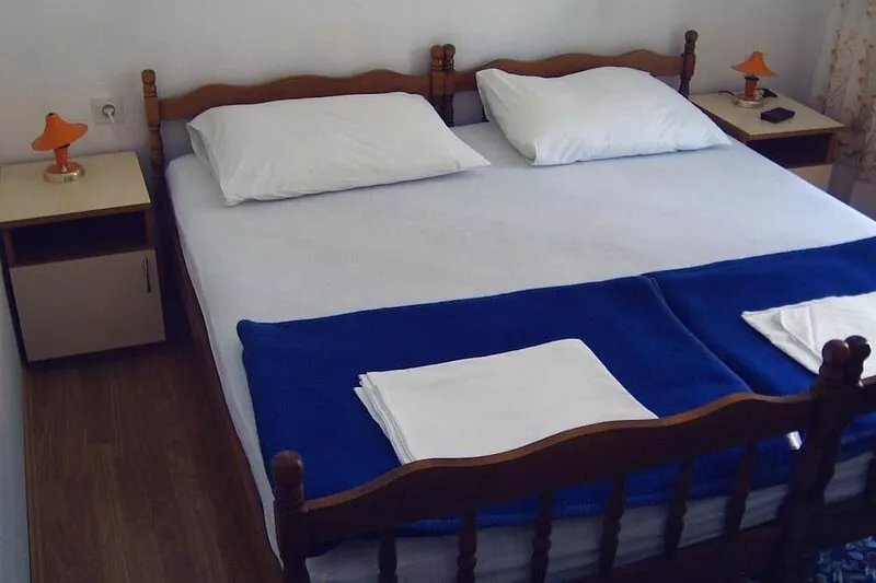 One bedroom apartment near beach Cove Zarace (Gdinj), Hvar (A-4598-d)
