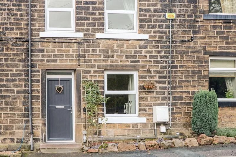 SPRINGWOOD COTTAGE, pet friendly, with open fire in New Mill
