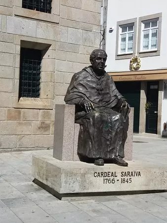 Estatua Cardeal Saraiva