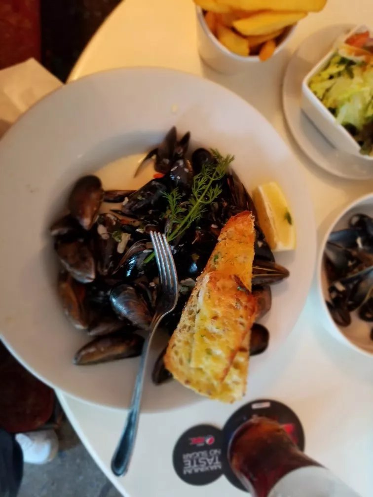 The Hollow Bar & Seafood Restaurant