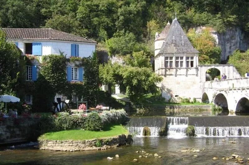 romantic stone house, very quiet in the nature park