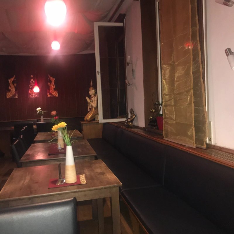Lek's Thai Restaurant & Lounge