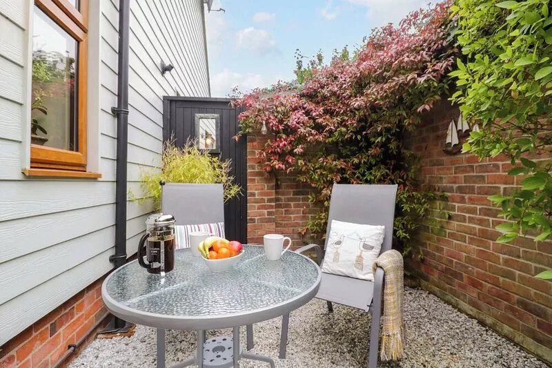 OAKLEAVES, romantic, country holiday cottage in West Mersea