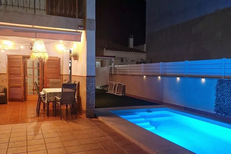 Semi-detached house 150 meters from the beach with private pool
