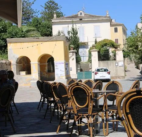 L' eglise et le chateau de La Loyere