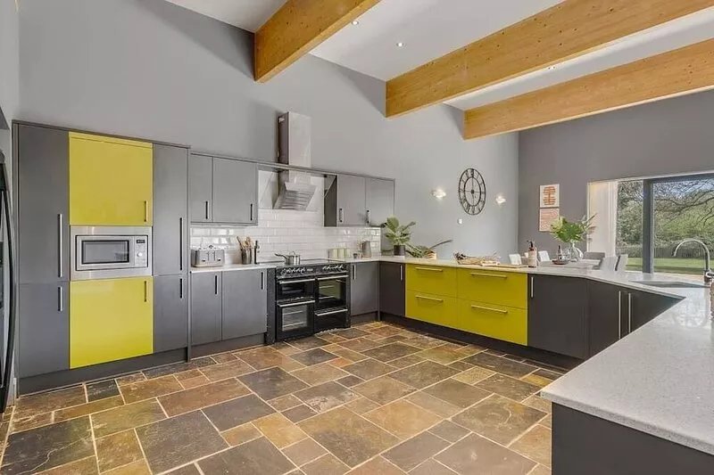 Spacious, stylish 4bed home w/patio, garden & parking