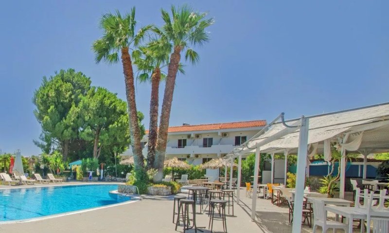 Chaplins Studios & Splash Pool Bar