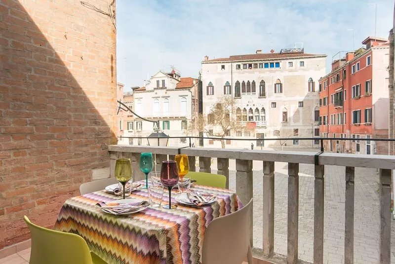 Stunning house, 4 bedrooms, 3 outside spaces, near St Mark's, in a typical