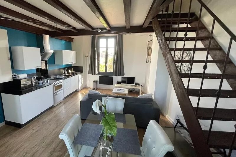 Superb Loft Overlooking The River Sorgue - Centrally Located In Isle Town - A/C