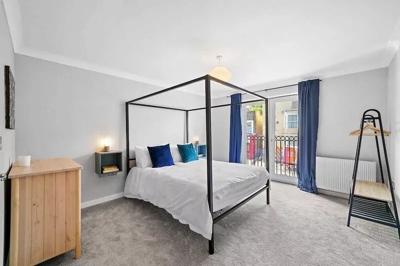 Modern apartment near Old Town with parking