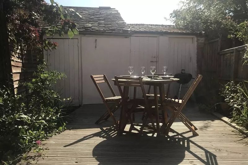 Bright & fresh, 3 storey market town house, Newent