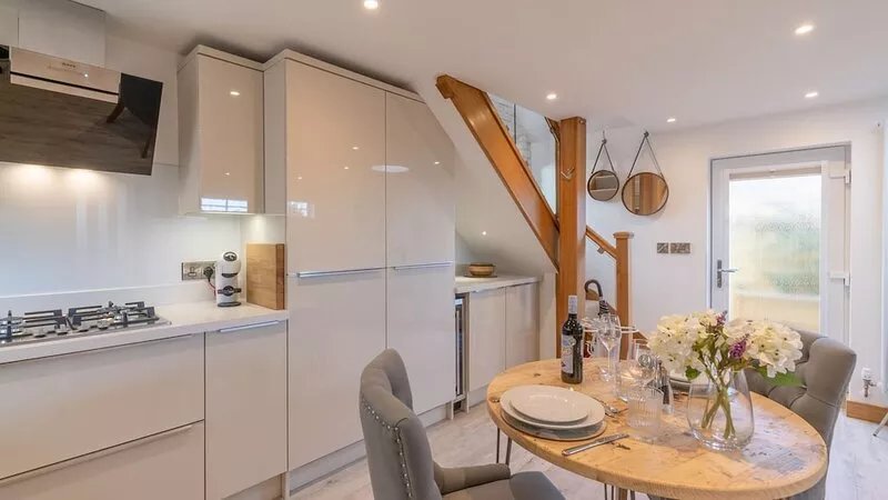 Hillview Hideaway - sleeps 2 guests in 1 bedroom
