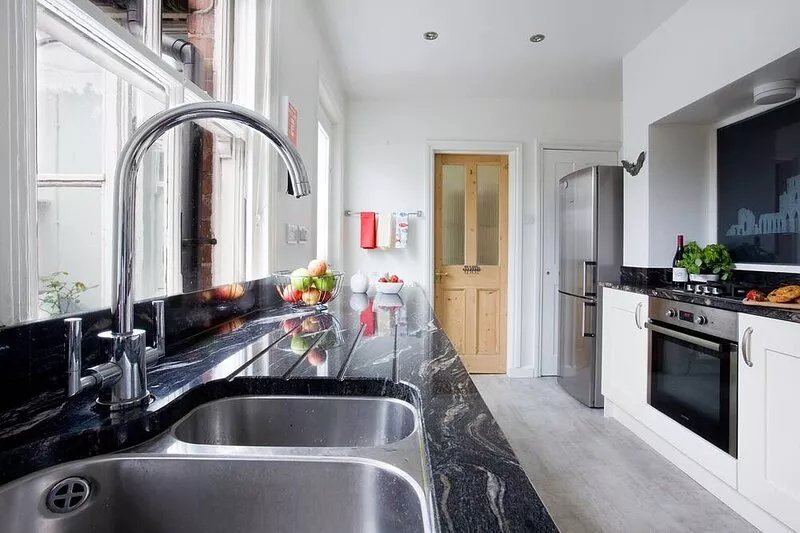 Central, comfortable, spacious period house  8 + cot, 5 bed/3 bath, free