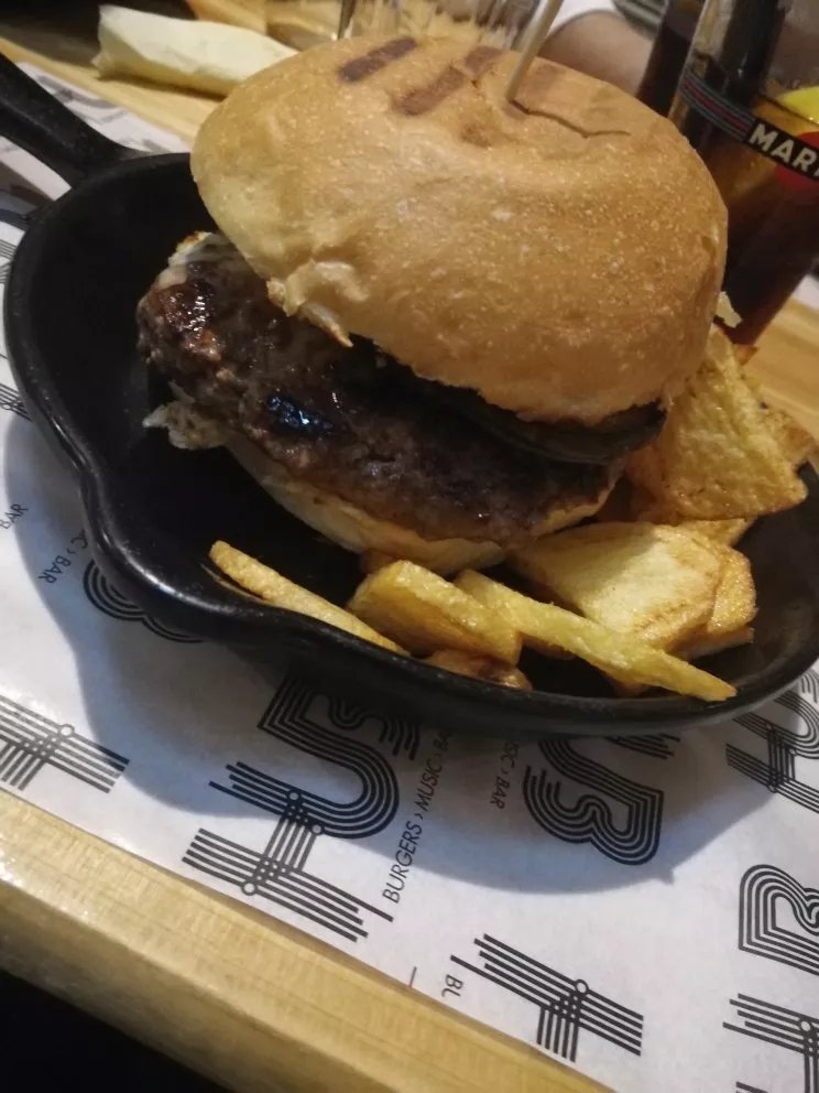 HUB Burgers Music Bar
