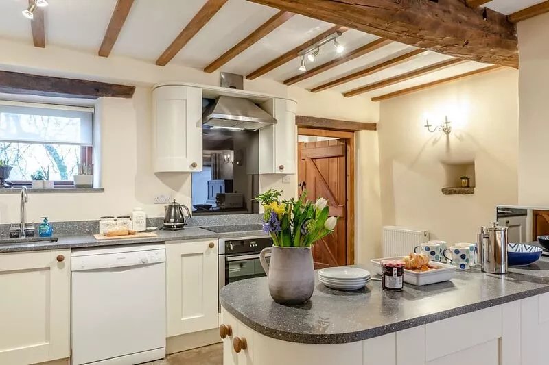 Monyash Barn - Four Bedroom House, Sleeps 8