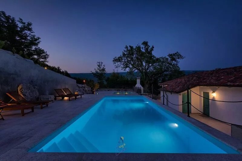 Beautiful newly renovated villa with private pools