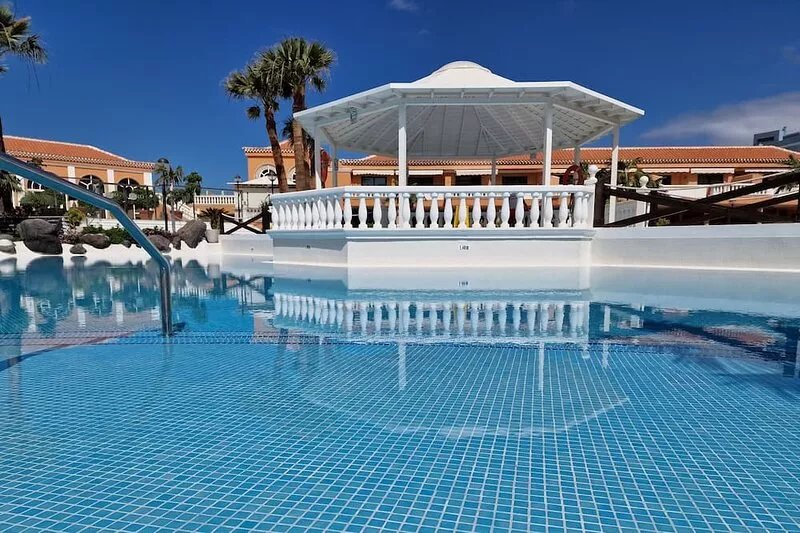 Exclusive apartment with breathtaking sea view, only 100m to the sea,heated pool