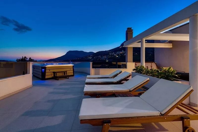 VILLA CVITA is a modern 5-bedroom villa with a Jacuzzi, a Gym and Finnish