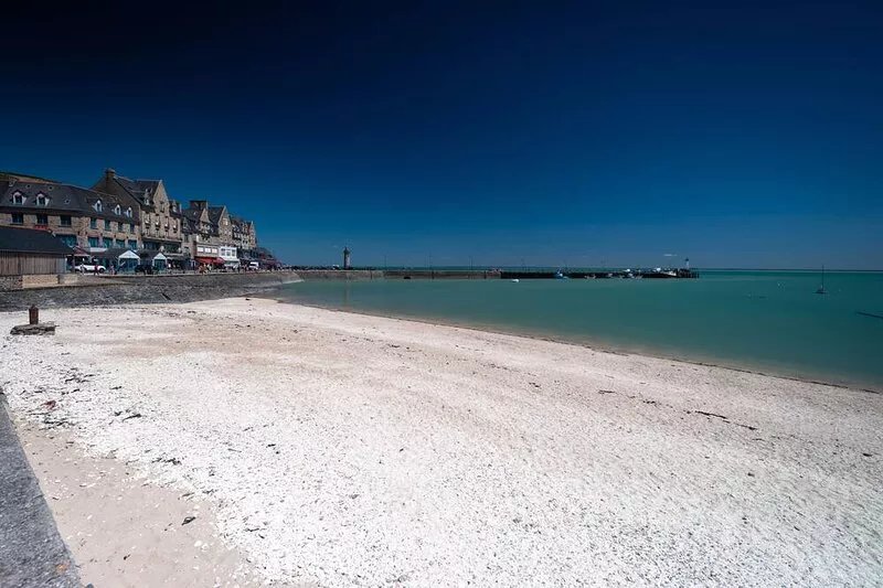 SPACIOUS AND MODERN VILLA IN THE CENTER OF CANCALE