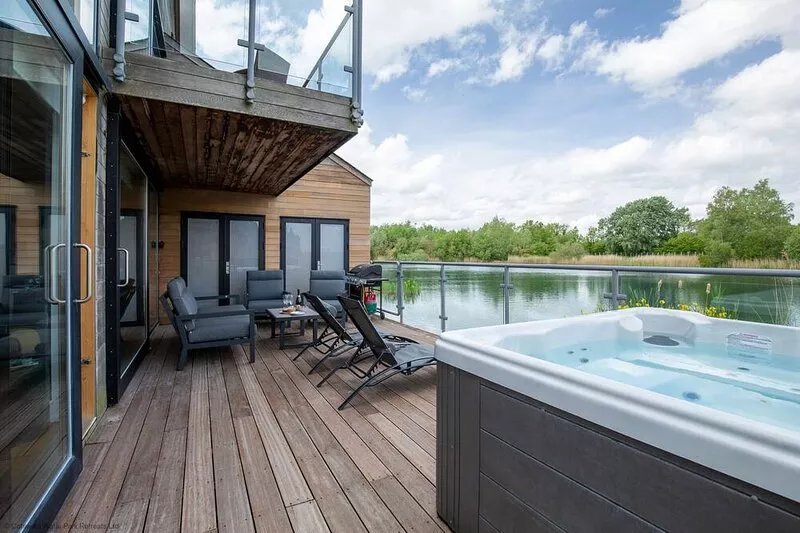 Mayflower Lodge: Scandinavian Elegance on Waters Edge – A Serene Lakeside Haven
