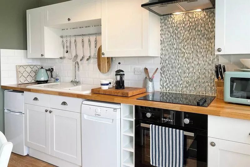 Ideal for couples wishing to enjoy a beach holiday or discover The Broads.