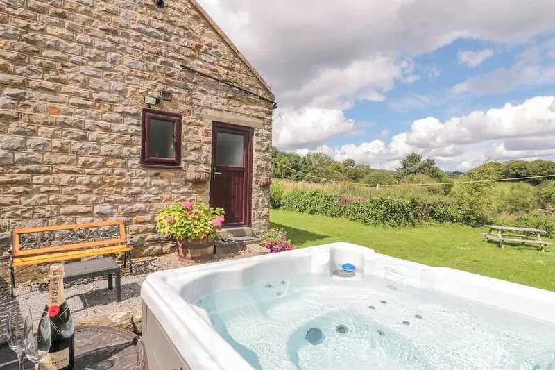 CARTERS, with hot tub in Staintondale