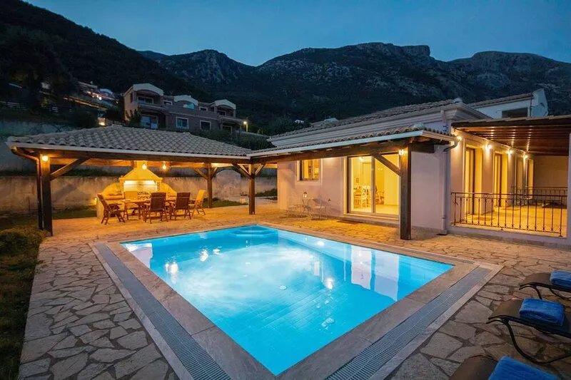 Modern single-storey villa 120 m from the blue azure beach