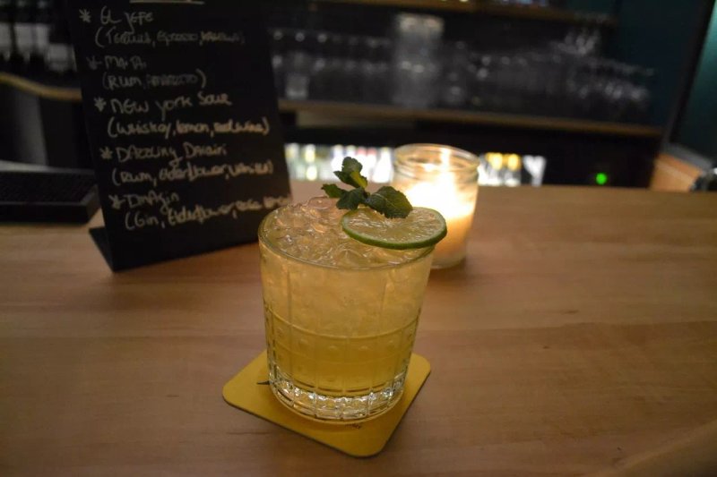 MAVIS cocktailbar, restaurant, podium, club