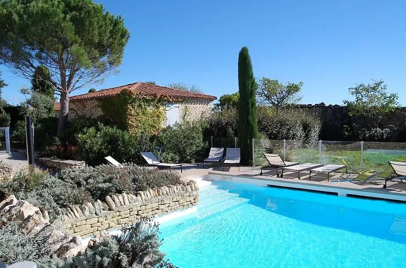 Apartment in charming country stone house with pool in Gordes, Luberon