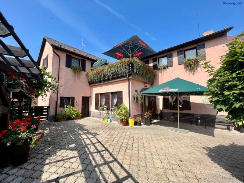 Na Růžku Restaurant And Guesthouse